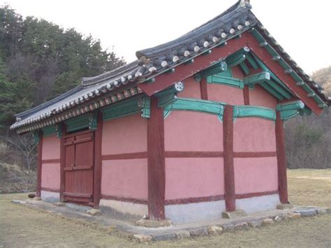  Foundations of Korean Architecture: Exploring Traditional Techniques and Modern Innovations! A Symphony of Form and Function